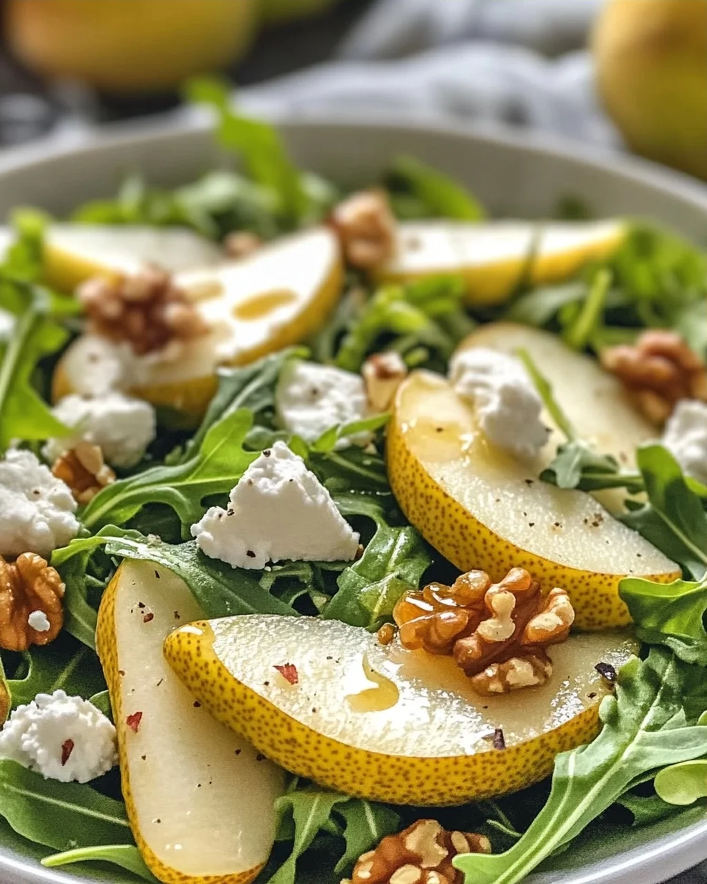 Birnen- und Rucolasalat mit Honig-Vinaigrette genießen