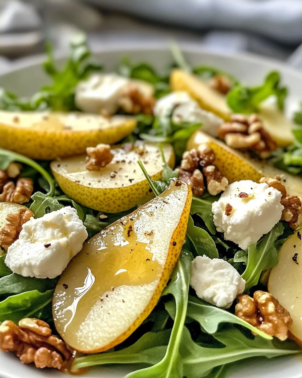 Birnen- und Rucolasalat mit Honig-Vinaigrette genießen