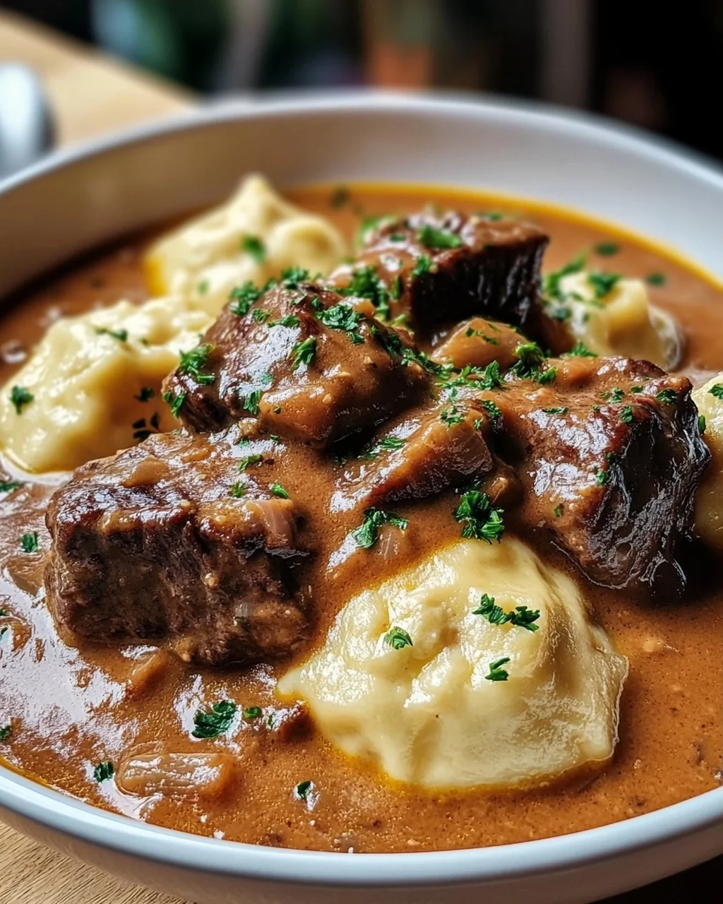 Butterzartes Rahmgulasch mit Serviettenknödel