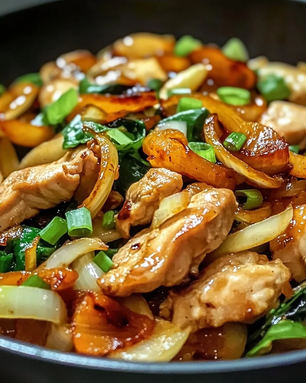 Chinesische Hähnchenpfanne mit Spitzkohl und Zwiebeln genießen!