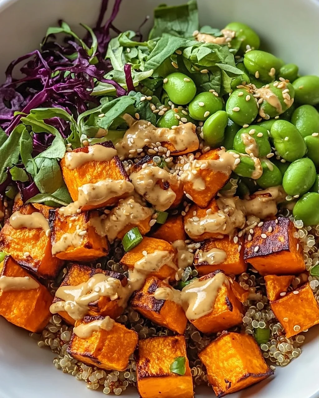 Gerösteter Süßkartoffel Quinoa Salat mit Sesam-Miso Sauce