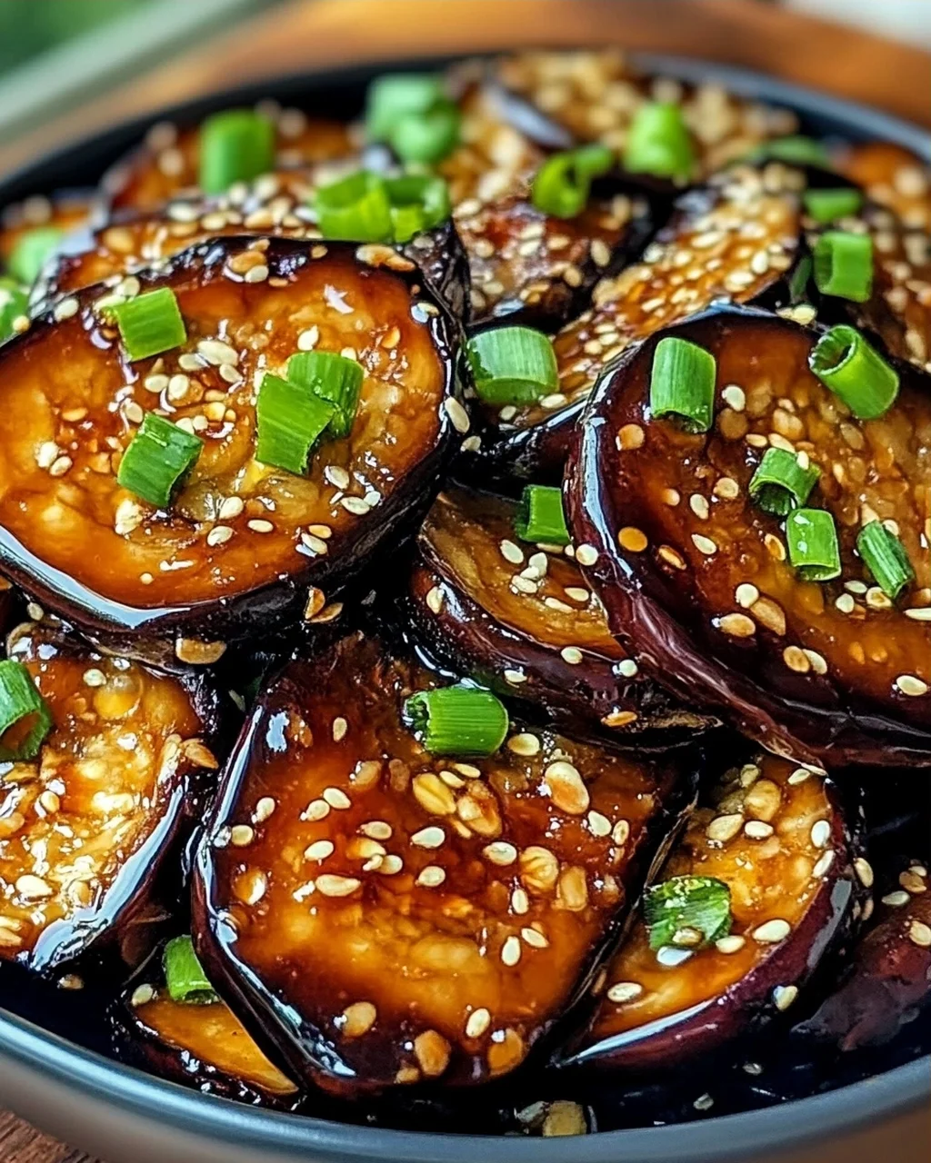 Unwiderstehlicher Klebriger Knoblauch-Aubergine Genuss